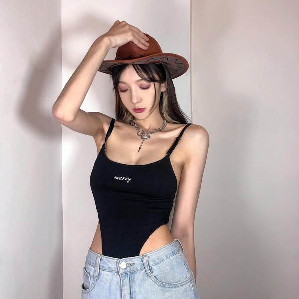 Fekete női test vékony pántokkal és felirattal