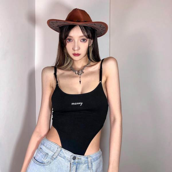 Fekete női test vékony pántokkal és felirattal