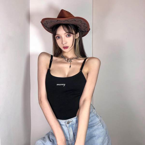 Fekete női test vékony pántokkal és felirattal