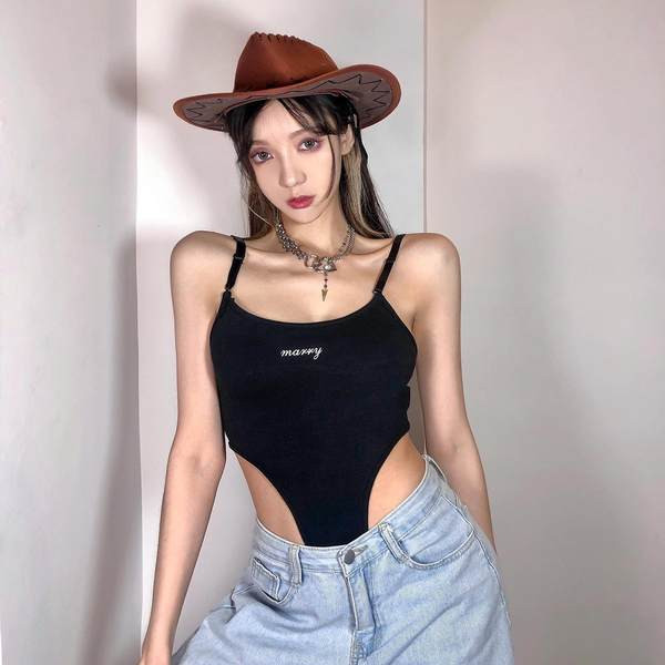 Fekete női test vékony pántokkal és felirattal