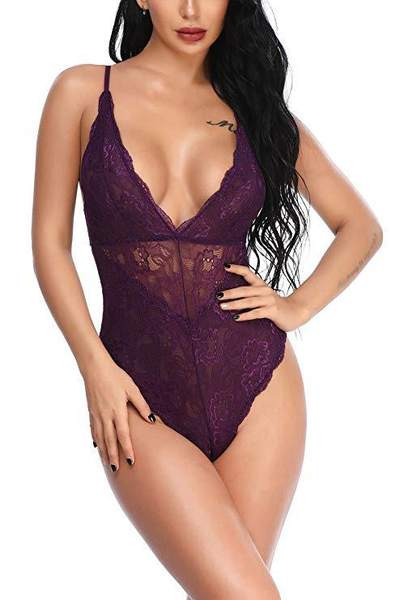 Peenikeste rihmade ja pitsiga naiste keha