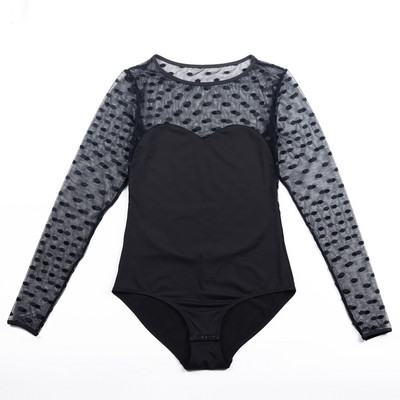 Stiilne naiste keha võrgu ja ovaalse kaelusega