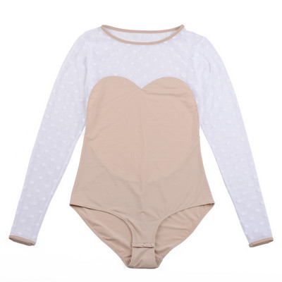 Stiilne naiste keha võrgu ja ovaalse kaelusega