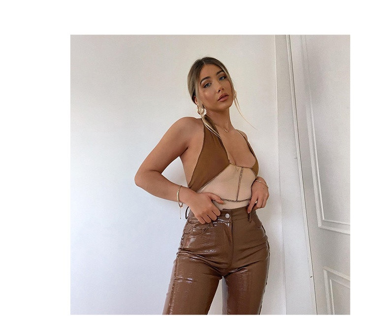 Modern női test pántok nélkül, szögletes nyakkivágással