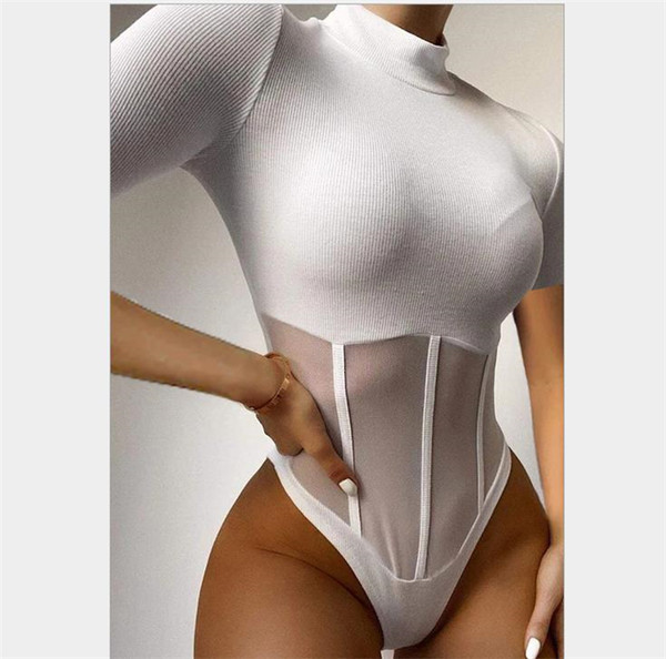 Női test pólódzsekivel és hálós elemmel