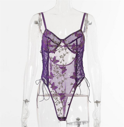 Női test hímzéssel és nyakkendővel