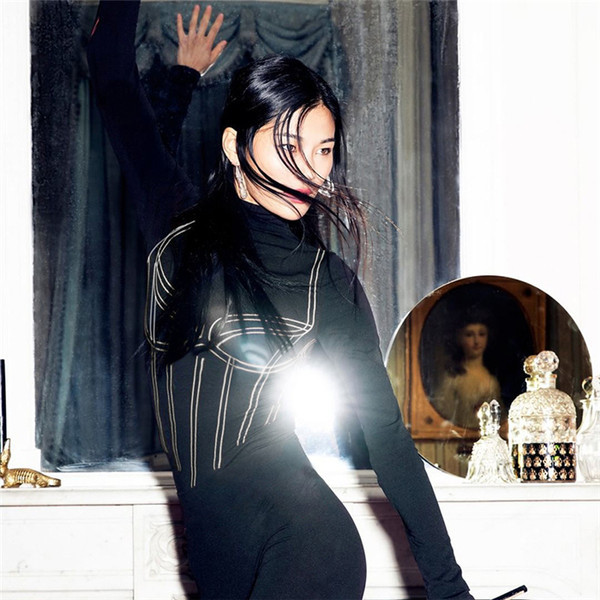 Γυναικείο μοντέρνο κορμάκι με στάμπα και ψηλό γιακά