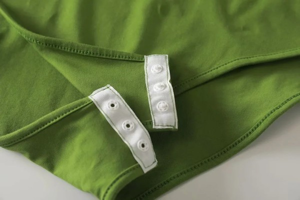 Ženski bodi s okruglim izrezom i kratkim rukavima