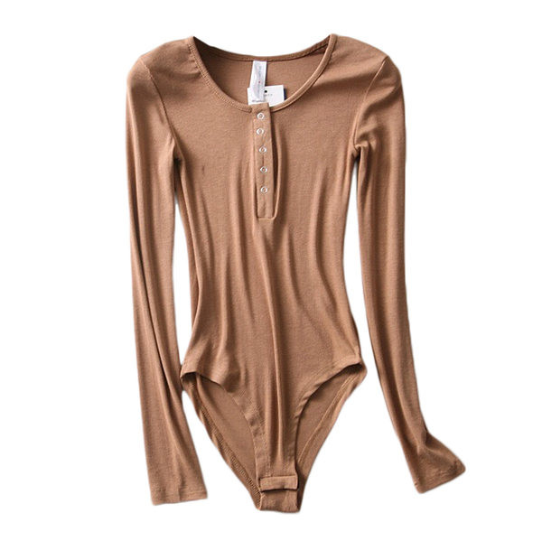 Naiste keha pikkade varrukate ja nööpidega