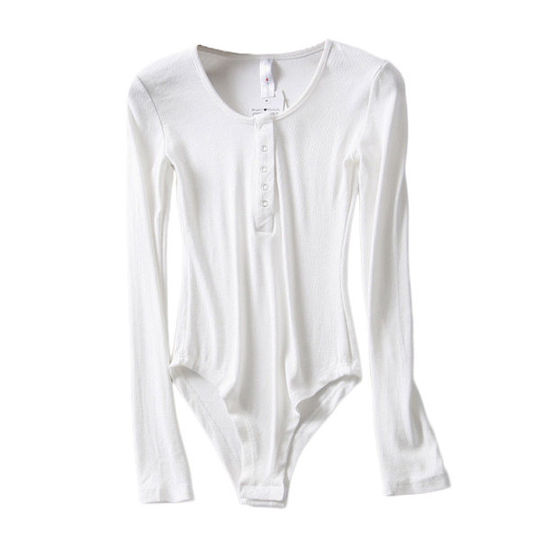 Naiste keha pikkade varrukate ja nööpidega