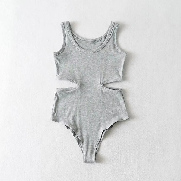 Laiade rihmade ja väljalõikega naiste keha