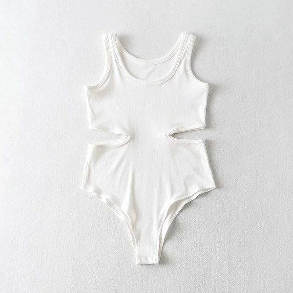 Laiade rihmade ja väljalõikega naiste keha