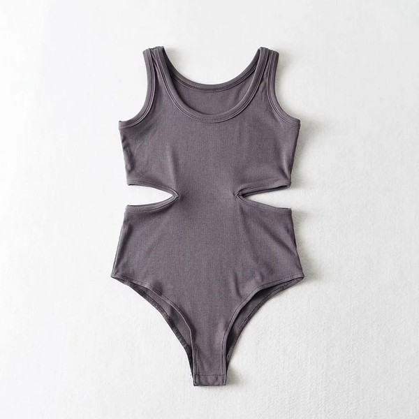 Laiade rihmade ja väljalõikega naiste keha