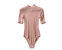 Naiste keha lühikeste varrukate ja polo kraega