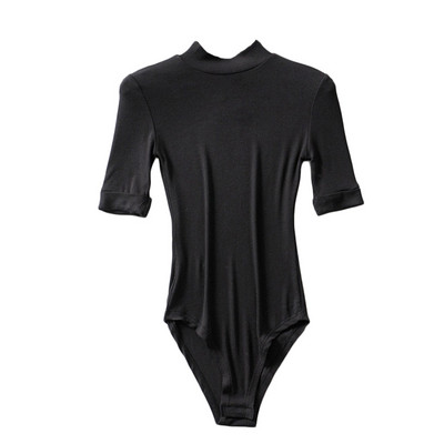 Naiste keha lühikeste varrukate ja polo kraega