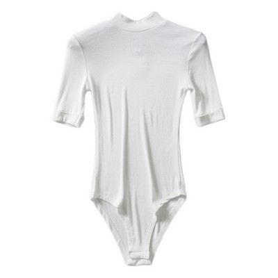 Naiste keha lühikeste varrukate ja polo kraega