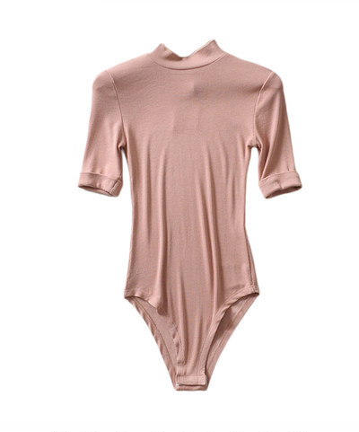 Naiste keha lühikeste varrukate ja polo kraega