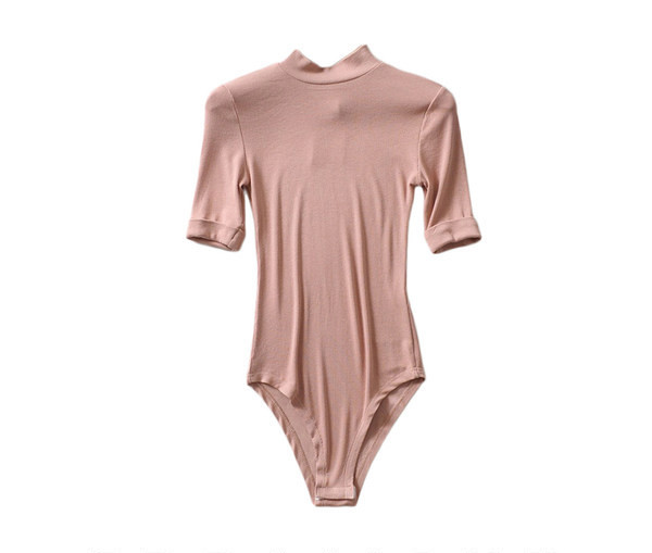 Naiste keha lühikeste varrukate ja polo kraega