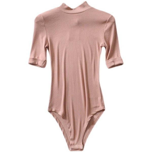 Naiste keha lühikeste varrukate ja polo kraega