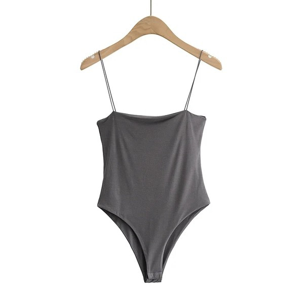 Peenikeste rihmadega naiste keha – igapäevamudel