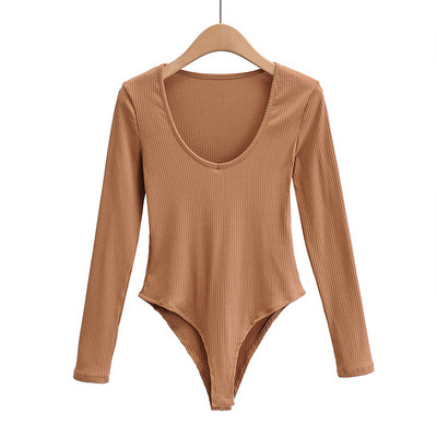 Naiste keha ovaalse kaelusega tavaline mudel