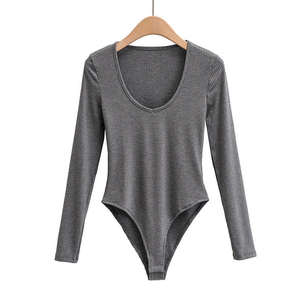 Naiste keha ovaalse kaelusega tavaline mudel