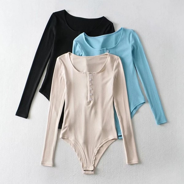 Aktuális test ovális nyakkivágással és gombokkal nőknek