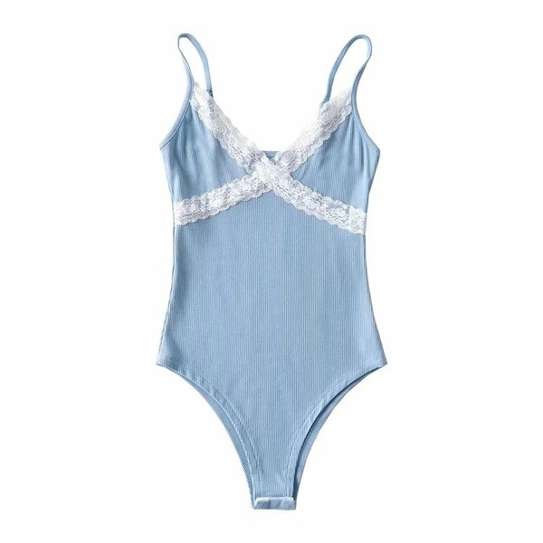 Modern női test vékony pántokkal és csipkével