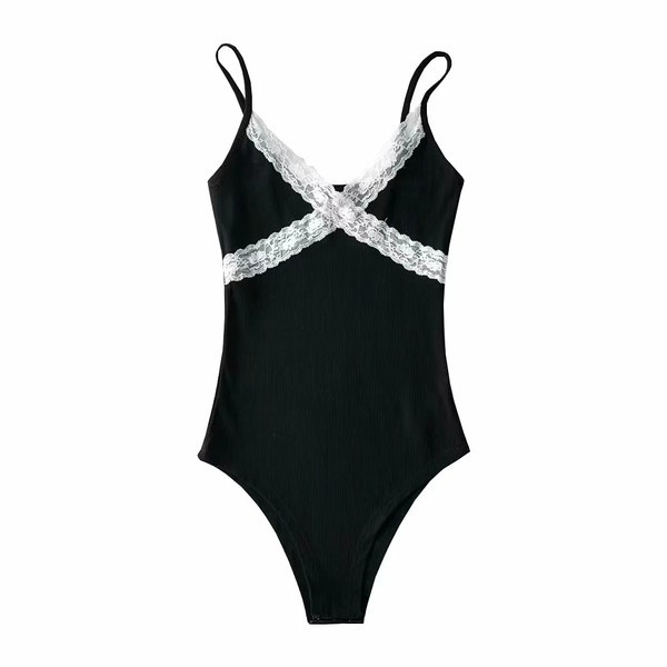 Modern női test vékony pántokkal és csipkével