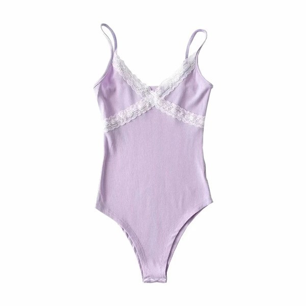 Modern női test vékony pántokkal és csipkével