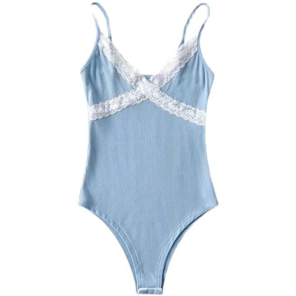 Modern női test vékony pántokkal és csipkével