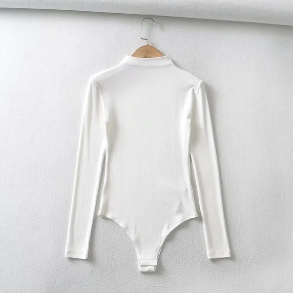 Naiste pikkade varrukatega ja kõrge kraega tavaline mudel