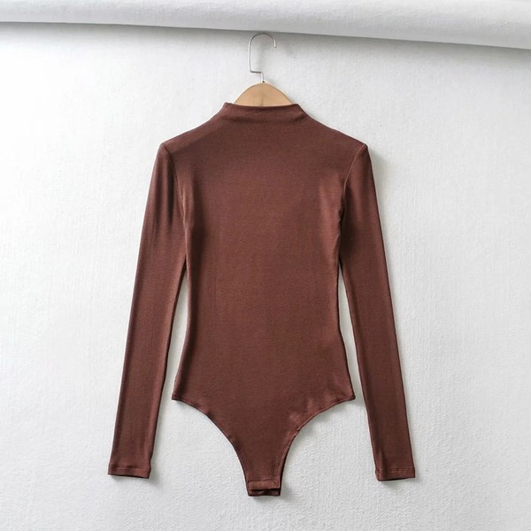 Naiste pikkade varrukatega ja kõrge kraega tavaline mudel