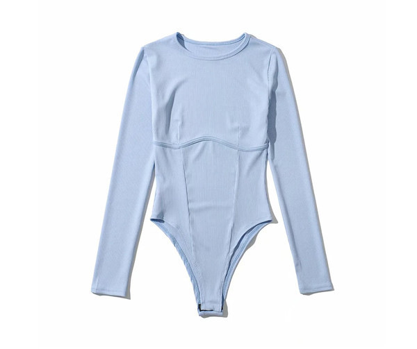 Naiste vabaaja keha ovaalse dekoltee ja pikkade varrukatega