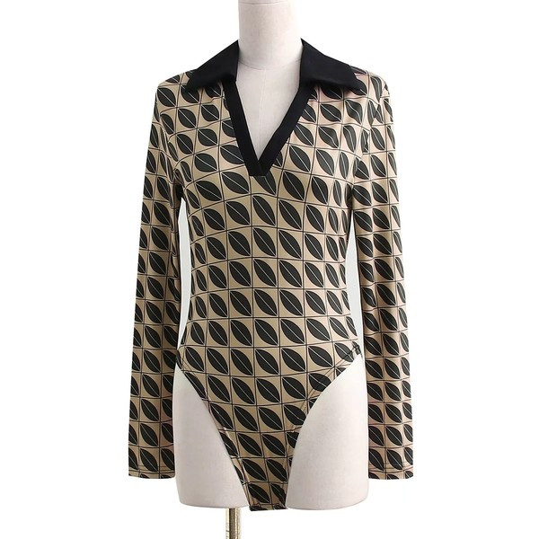 Γυναικείο κλασικό γιακά και λαιμόκοψη spitz