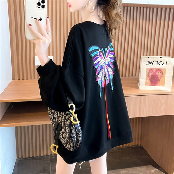 Γυναικείο φαρδύ μπλουζάκι με κέντημα και οβάλ λαιμόκοψη