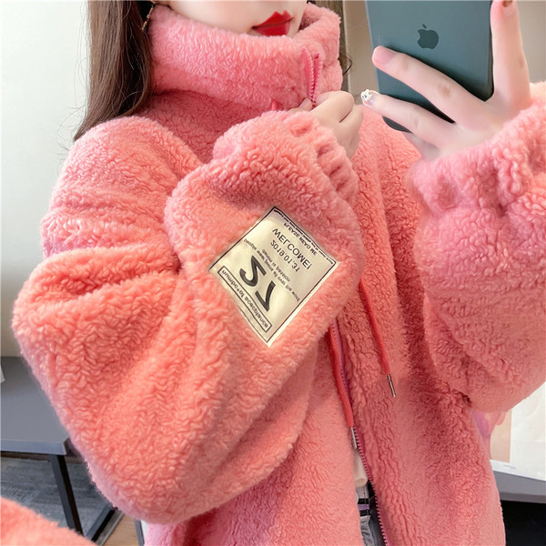 Γυναικείο πουπουλένιο φούτερ με φερμουάρ και έμβλημα στο μανίκι