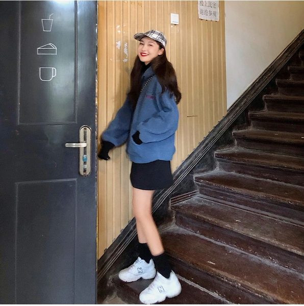 Нов модел дамски пухен суичър с качулка и бродерия надпис