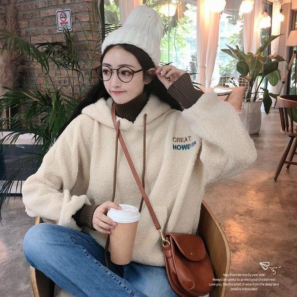 Нов модел дамски пухен суичър с качулка и бродерия надпис