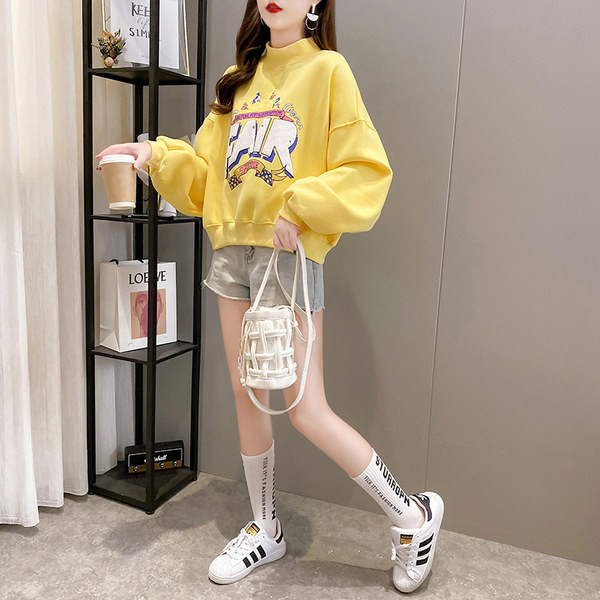 Casual γυναικεία μπλούζα με ψηλό γιακά και στάμπα