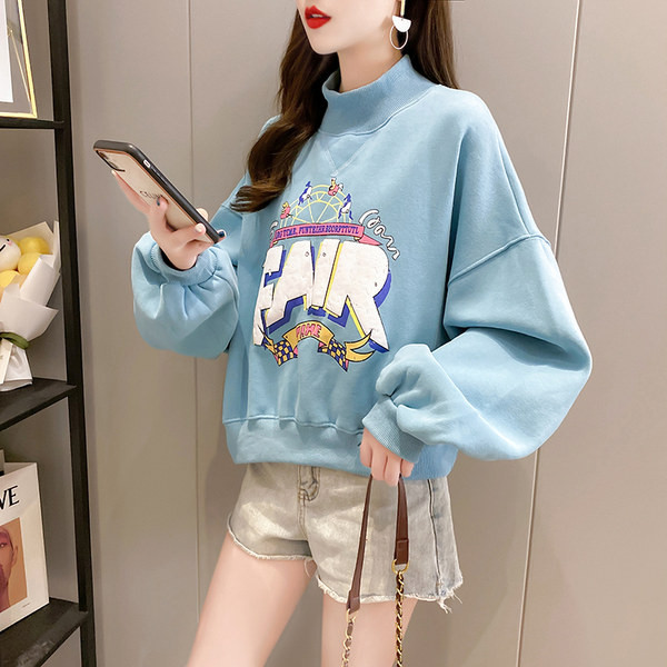 Casual γυναικεία μπλούζα με ψηλό γιακά και στάμπα