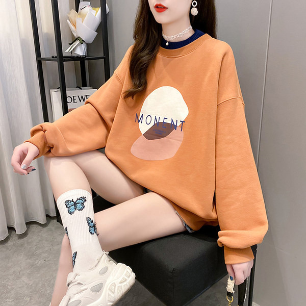 Aplikatsiooni ja ümara kaelusega naiste pluus