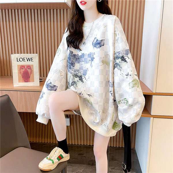 Lai ümara kaelusega naiste pluus