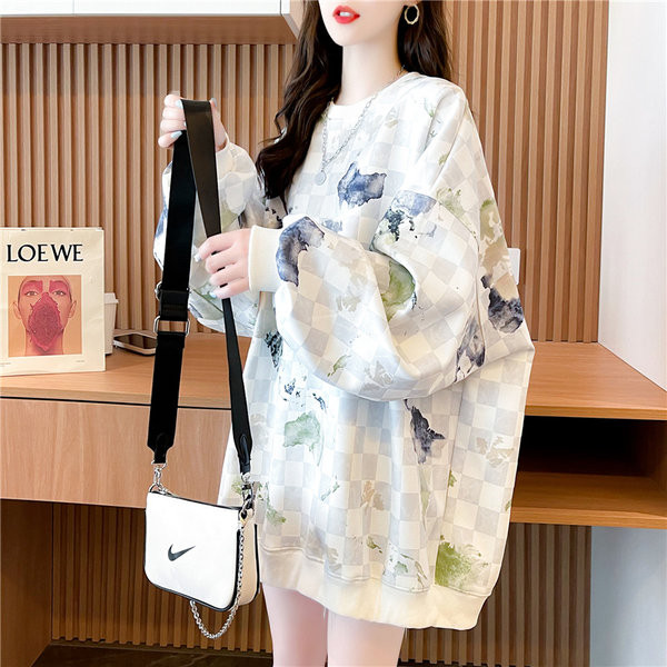 Lai ümara kaelusega naiste pluus