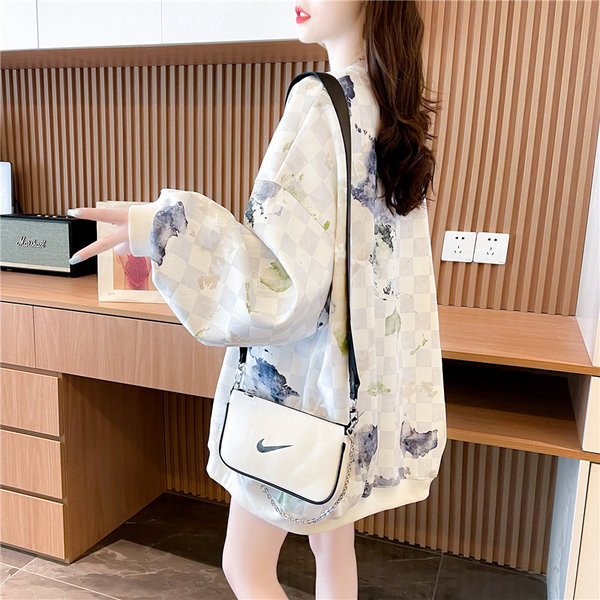 Lai ümara kaelusega naiste pluus