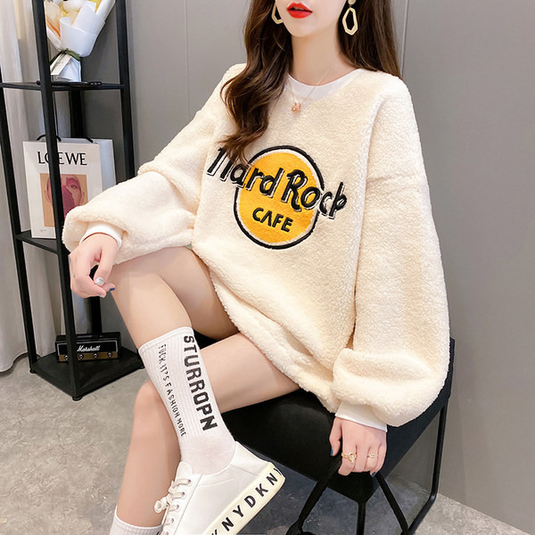 Női pehelyblúz hímzéssel és kerek nyakkivágással