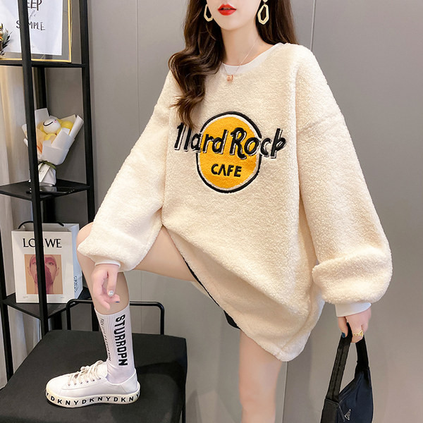 Női pehelyblúz hímzéssel és kerek nyakkivágással