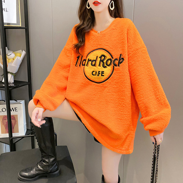 Női pehelyblúz hímzéssel és kerek nyakkivágással