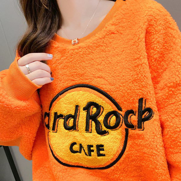 Női pehelyblúz hímzéssel és kerek nyakkivágással