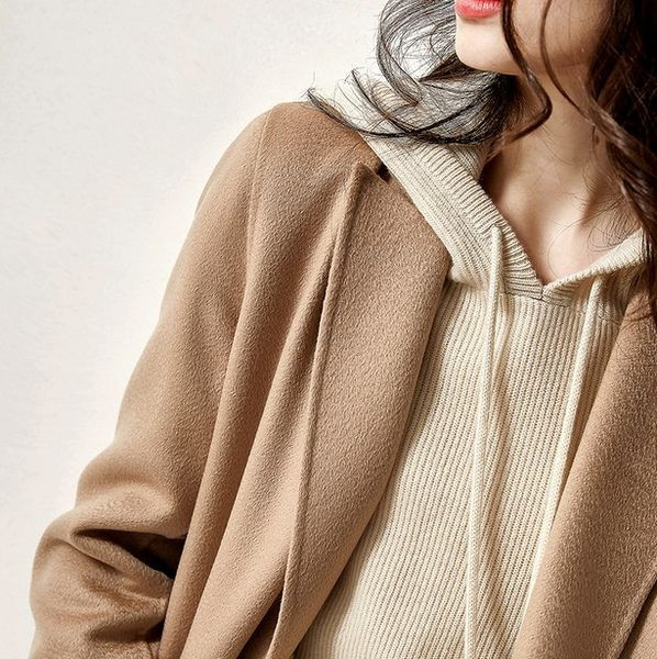 Lihtne mudel kapuutsiga naiste dressipluus